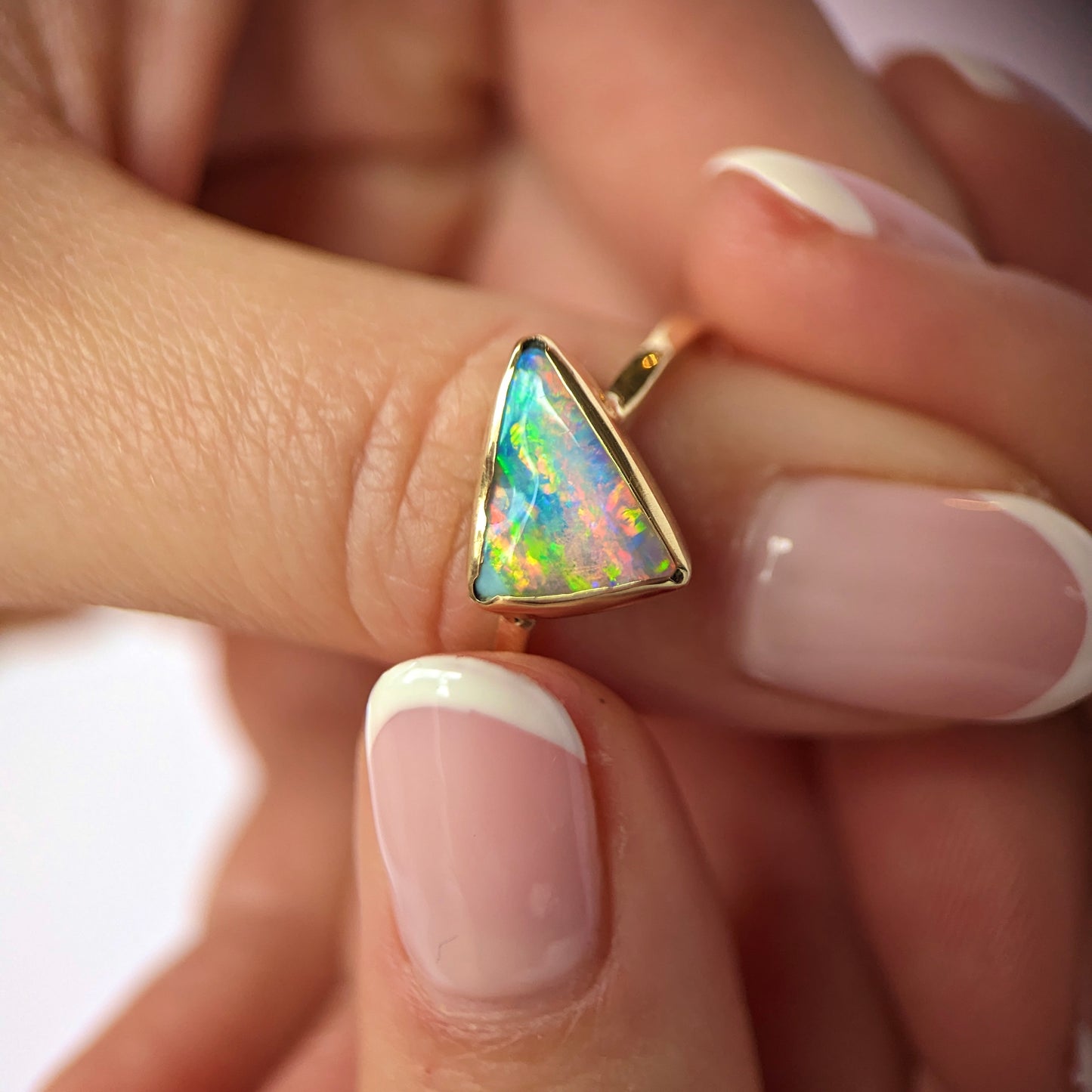 opalized shell ring in 9k gold