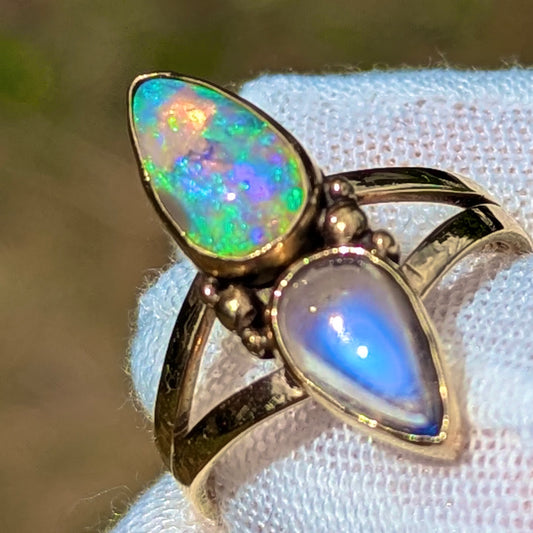 Split shank ring with high grade purple moonstone and green and purple crystal opal in 9K yellow gold